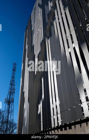 Fassade eines Parkplatzes in Oxfords Old Road Campus. Sehr linear und modern, aber die halbverdrehten Platten sind architektonisch interessant... Und im Stockfoto