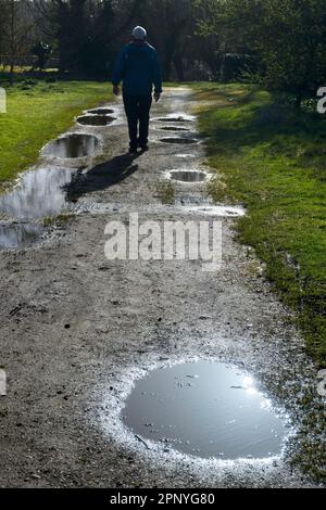 Lower Radley Village liegt in der Nähe der Themse und ist anfällig für Überschwemmungen. All seine Straßen und Wege werden auch zu Schlamm und Pfützen nach längerer Stockfoto