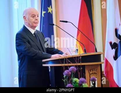 Berlin, Deutschland. 21. April 2023. Daniel Barenboim, Pianist und Dirigent, spricht in der Großen Halle im Roten Rathaus, nachdem er die Ehrenbürgerschaft erhalten hat. Kredit: Annette Riedl/dpa/Alamy Live News Stockfoto