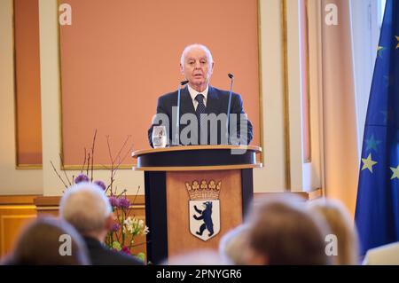 Berlin, Deutschland. 21. April 2023. Daniel Barenboim, Pianist und Dirigent, spricht in der Großen Halle im Roten Rathaus, nachdem er die Ehrenbürgerschaft erhalten hat. Kredit: Annette Riedl/dpa/Alamy Live News Stockfoto