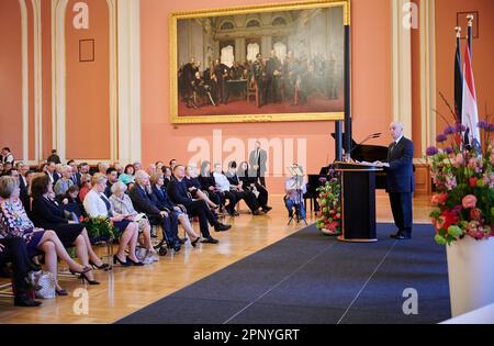 Berlin, Deutschland. 21. April 2023. Daniel Barenboim, Pianist und Dirigent, spricht in der Großen Halle im Roten Rathaus, nachdem er die Ehrenbürgerschaft erhalten hat. Kredit: Annette Riedl/dpa/Alamy Live News Stockfoto