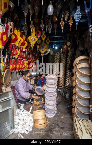 Ein Handwerker, der in einem kleinen Laden in der Medina von Marrakesch Siebe herstellt. Stockfoto