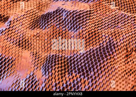 Nahaufnahme von geschreddertem, wabenförmigem Leerpapier, das bei der Materialhandhabung für den Versand empfindlicher Waren oder Produkte verwendet wird. Stockfoto