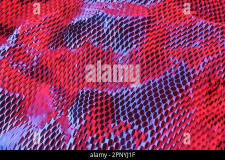 Nahaufnahme von geschreddertem, wabenförmigem Leerpapier, das bei der Materialhandhabung für den Versand empfindlicher Waren oder Produkte verwendet wird. Stockfoto