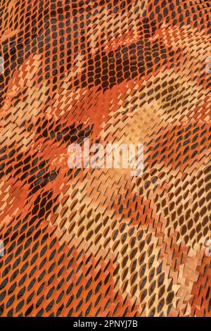 Nahaufnahme von geschreddertem, wabenförmigem Leerpapier, das bei der Materialhandhabung für den Versand empfindlicher Waren oder Produkte verwendet wird. Stockfoto