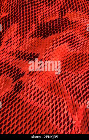 Nahaufnahme von geschreddertem, wabenförmigem Leerpapier, das bei der Materialhandhabung für den Versand empfindlicher Waren oder Produkte verwendet wird. Stockfoto