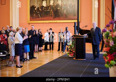 Berlin, Deutschland. 21. April 2023. Daniel Barenboim, Pianist und Dirigent, verneigt sich vor seinem Publikum in der Großen Halle des Roten Rathauses, nachdem er die Ehrenbürgerschaft erhalten hat. Kredit: Annette Riedl/dpa/Alamy Live News Stockfoto