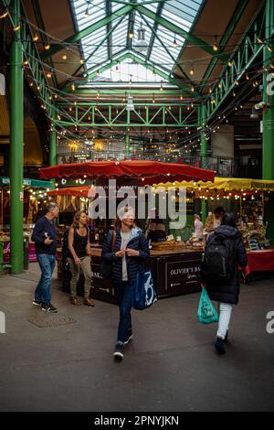 Borough Market London. Im Zentrum Londons, einem der größten Lebensmittelmärkte am südlichen Ende der London Bridge, werden Spezialitäten verkauft. Stockfoto