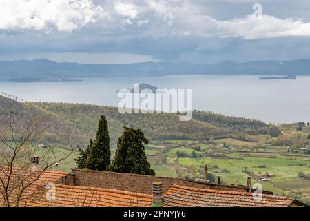 Panoramablick über den Bolsena-See von Montefiascone, Italien, einschließlich Martana und Bisentina-Inseln Stockfoto