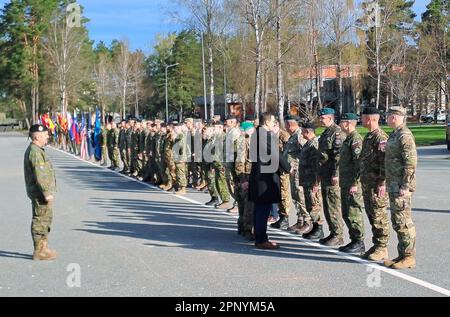 Adazi, Lettland. 21. April 2023. Der tschechische Außenminister Jan Lipavsky begrüßt Soldaten während eines Besuchs auf dem Militärstützpunkt in Adazi, Lettland, wo er sich am 21. April 2023 mit Mitgliedern der Ingenieureinheit des tschechischen Armeekontakts und der NATO-Streitkräfte in Lettland traf. Kredit: Marek Opatrny/CTK Photo/Alamy Live News Stockfoto