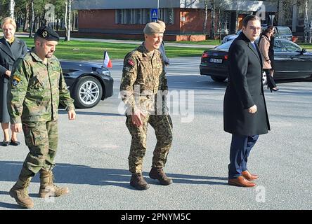 Adazi, Lettland. 21. April 2023. Der tschechische Außenminister Jan Lipavska hat die Militärbasis in Adazi (Lettland) angegliedert, wo er sich am 21. April 2023 mit Mitgliedern der technischen Einheit des tschechischen Armeekontingents und der NATO-Streitkräfte in Lettland traf. Kredit: Marek Opatrny/CTK Photo/Alamy Live News Stockfoto