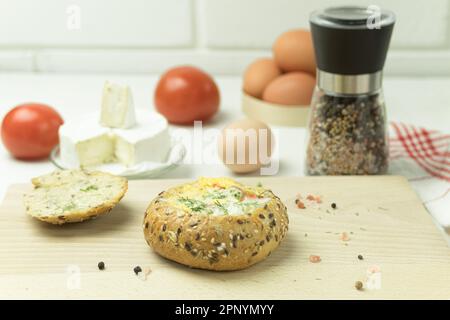 Köstliches Brötchen gefüllt mit Käse und Ei. Schnelles Sandwich-Rezept. Schneller Snack. Essensfoto Stockfoto