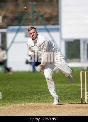 Mark Watt Bowling für einen Derbyshire 2. XI gegen Nottinghamshire 2. XI Stockfoto