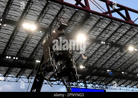 Eine Fernsehkamera während des Fußballspiels der Champions League zwischen FC Internazionale und SL Benfica im Stadion San Siro in Mailand (Italien), April 19 Stockfoto