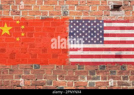 Die Flagge Amerikas und Chinas ist an einer Ziegelwand gemalt. Fahne an einer Steinmauer. Ziegelmauern und USA- und China-Flaggen Stockfoto