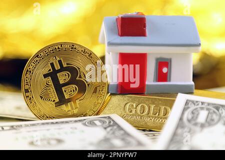 Konzeptionelles Bild für Investoren in Kryptowährung (neues virtuelles Geld), Gold, Immobilien und Dollar. Stockfoto