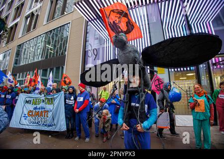 London, Großbritannien. 21. April 2023. Mitglieder des NHS, Ärzte und Extinction Rebellion demonstrieren außerhalb des Department of Health. Sie betonen die Klimakrise und die Unfähigkeit der Regierung, etwas dagegen zu Unternehmen. Kredit: Karl Black/Alamy Live News Stockfoto