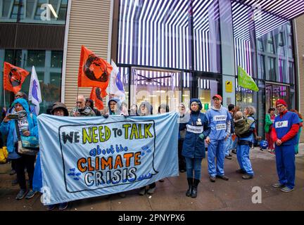 London, Großbritannien. 21. April 2023. Mitglieder des NHS, Ärzte und Extinction Rebellion demonstrieren außerhalb des Department of Health. Sie betonen die Klimakrise und die Unfähigkeit der Regierung, etwas dagegen zu Unternehmen. Kredit: Karl Black/Alamy Live News Stockfoto