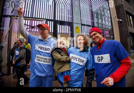 London, Großbritannien. 21. April 2023. Mitglieder des NHS, Ärzte und Extinction Rebellion demonstrieren außerhalb des Department of Health. Sie betonen die Klimakrise und die Unfähigkeit der Regierung, etwas dagegen zu Unternehmen. Kredit: Karl Black/Alamy Live News Stockfoto