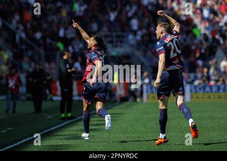 Bologna, Italien. 15. April 2023. Nicola Sansone vom Bologna FC feiert, nachdem er das erste Tor seines Teams während des Spiels der Serie A zwischen Bologna A geschossen hat Stockfoto