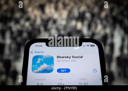 Warschau, Polen. 21. April 2023. Das Bluesky-Logo für die Social-Media-App ist auf einem Mobilgerät in dieser Fotoabbildung am 21. April 2023 in Warschau (Polen) zu sehen. Der Gründer Jack Dorsey von twitter hat die Bluesky-Anwendung auf Android veröffentlicht. (Foto: Jaap Arriens/Sipa USA) Guthaben: SIPA USA/Alamy Live News Stockfoto