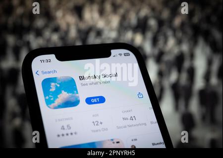 Warschau, Polen. 21. April 2023. Das Bluesky-Logo für die Social-Media-App ist auf einem Mobilgerät in dieser Fotoabbildung am 21. April 2023 in Warschau (Polen) zu sehen. Der Gründer Jack Dorsey von twitter hat die Bluesky-Anwendung auf Android veröffentlicht. (Foto: Jaap Arriens/Sipa USA) Guthaben: SIPA USA/Alamy Live News Stockfoto