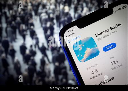 Warschau, Polen. 21. April 2023. Das Bluesky-Logo für die Social-Media-App ist auf einem Mobilgerät in dieser Fotoabbildung am 21. April 2023 in Warschau (Polen) zu sehen. Der Gründer Jack Dorsey von twitter hat die Bluesky-Anwendung auf Android veröffentlicht. (Foto: Jaap Arriens/Sipa USA) Guthaben: SIPA USA/Alamy Live News Stockfoto