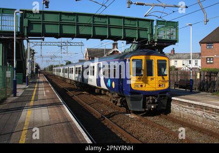 Nördliche Züge der Klasse 319, elektrische Mehrfacheinheit, 319367, durch den Bahnhof Layton, Blackpool, am 21. April 2023. Stockfoto