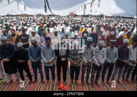 New Delhi, Delhi, Indien. 21. April 2023. Muslimische Anhänger bieten am vergangenen Freitag Gebete des heiligen Fastenmonats des Ramadan in Jama Masjid, in den alten Vierteln von Neu-Delhi, Indien, am 21. April 2023. (Kreditbild: © Kabir Jhangiani/ZUMA Press Wire) NUR REDAKTIONELLE VERWENDUNG! Nicht für den kommerziellen GEBRAUCH! Stockfoto