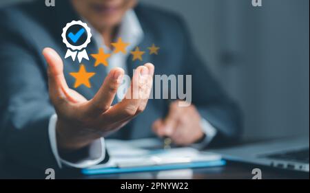 Hand zeigt Zeichen für Top Service Qualitätssicherung 5 Sterne, Garantie, Standards, guter Service, Premium, 5 Sterne, exzellenter Service, hohe Qualität, Stockfoto