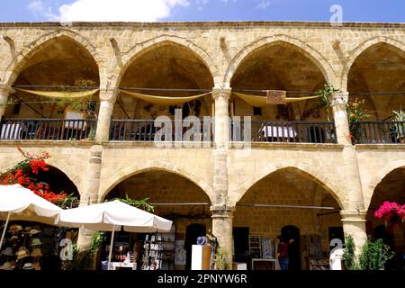 Kolonnaden des Buyuk Han, Great Inn, Megalo Pandocheio, dem größten Caravanserai Zyperns, Nordnicosia, Zypern Stockfoto