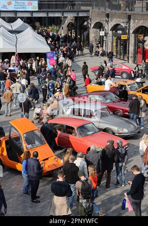 Die lebhaften Classic Car Boot Sale auf Coal Drops Yard, Kings Cross, North London, Großbritannien Stockfoto