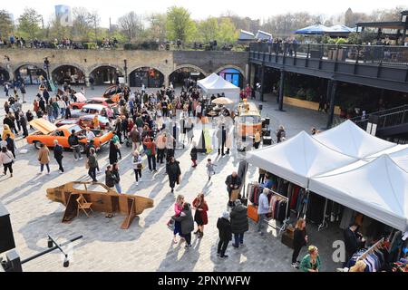 Die lebhaften Classic Car Boot Sale auf Coal Drops Yard, Kings Cross, North London, Großbritannien Stockfoto