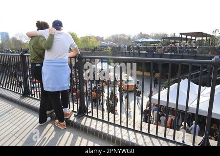 Die lebhaften Classic Car Boot Sale auf Coal Drops Yard, Kings Cross, North London, Großbritannien Stockfoto