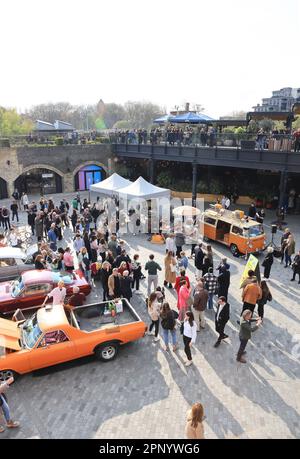 Die lebhaften Classic Car Boot Sale auf Coal Drops Yard, Kings Cross, North London, Großbritannien Stockfoto