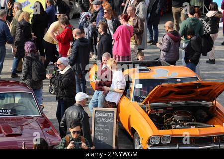 Die lebhaften Classic Car Boot Sale auf Coal Drops Yard, Kings Cross, North London, Großbritannien Stockfoto