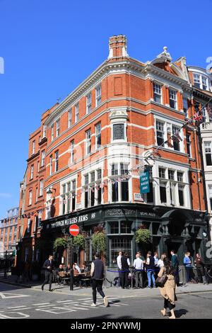 In Marylebone im Zentrum von London, Großbritannien, sind die Flaggen und das Bollwerk für König Karls III. Krönung bereit Stockfoto