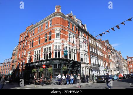 In Marylebone im Zentrum von London, Großbritannien, sind die Flaggen und das Bollwerk für König Karls III. Krönung bereit Stockfoto