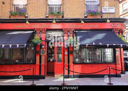 In Marylebone im Zentrum von London, Großbritannien, sind die Flaggen und das Bollwerk für König Karls III. Krönung bereit Stockfoto