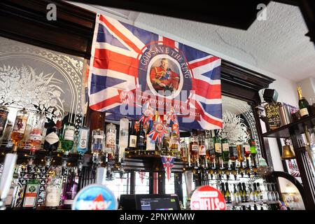 In Marylebone im Zentrum von London, Großbritannien, sind die Flaggen und das Bollwerk für König Karls III. Krönung bereit Stockfoto