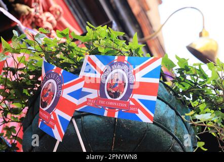 In Marylebone im Zentrum von London, Großbritannien, sind die Flaggen und das Bollwerk für König Karls III. Krönung bereit Stockfoto