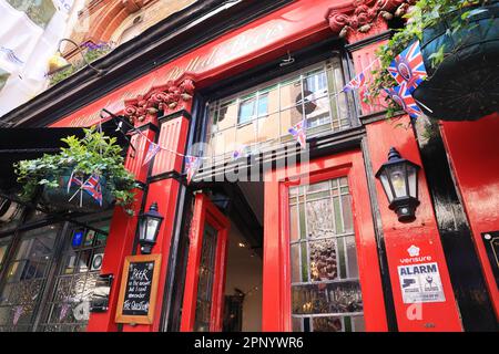 In Marylebone im Zentrum von London, Großbritannien, sind die Flaggen und das Bollwerk für König Karls III. Krönung bereit Stockfoto