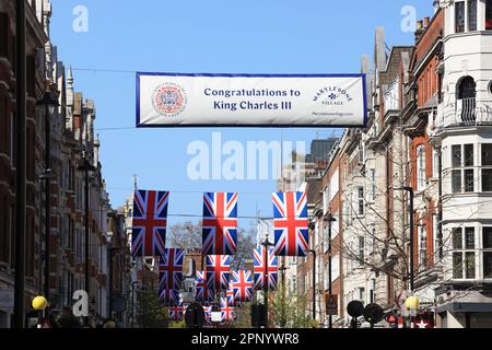 In Marylebone im Zentrum von London, Großbritannien, sind die Flaggen und das Bollwerk für König Karls III. Krönung bereit Stockfoto