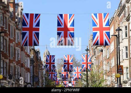 In Marylebone im Zentrum von London, Großbritannien, sind die Flaggen und das Bollwerk für König Karls III. Krönung bereit Stockfoto