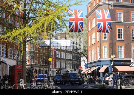 In Marylebone im Zentrum von London, Großbritannien, sind die Flaggen und das Bollwerk für König Karls III. Krönung bereit Stockfoto