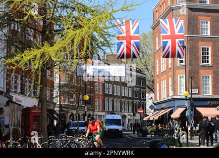 In Marylebone im Zentrum von London, Großbritannien, sind die Flaggen und das Bollwerk für König Karls III. Krönung bereit Stockfoto