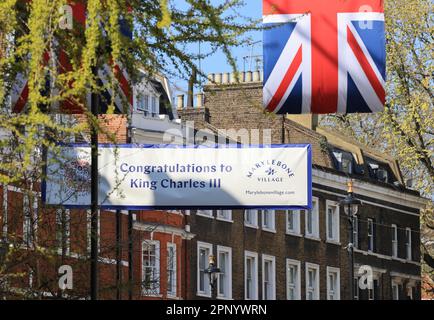 In Marylebone im Zentrum von London, Großbritannien, sind die Flaggen und das Bollwerk für König Karls III. Krönung bereit Stockfoto