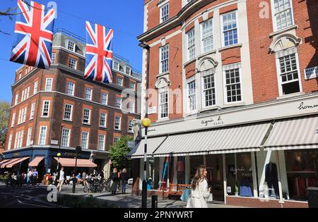 In Marylebone im Zentrum von London, Großbritannien, sind die Flaggen und das Bollwerk für König Karls III. Krönung bereit Stockfoto