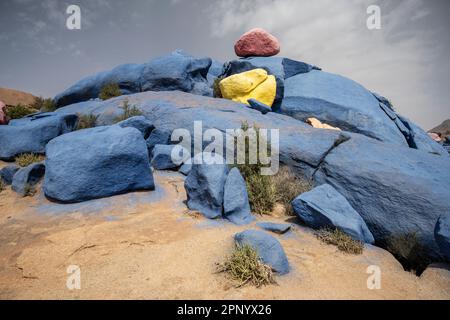 Bemalte Felsen in der Wüste nahe Tafraoute. Stockfoto