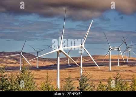 Creag Riabhach Wind Farm Sutherland, schottische Reihe weißer Windturbinen in der Nähe des Crask Inn an der A836 Road Stockfoto